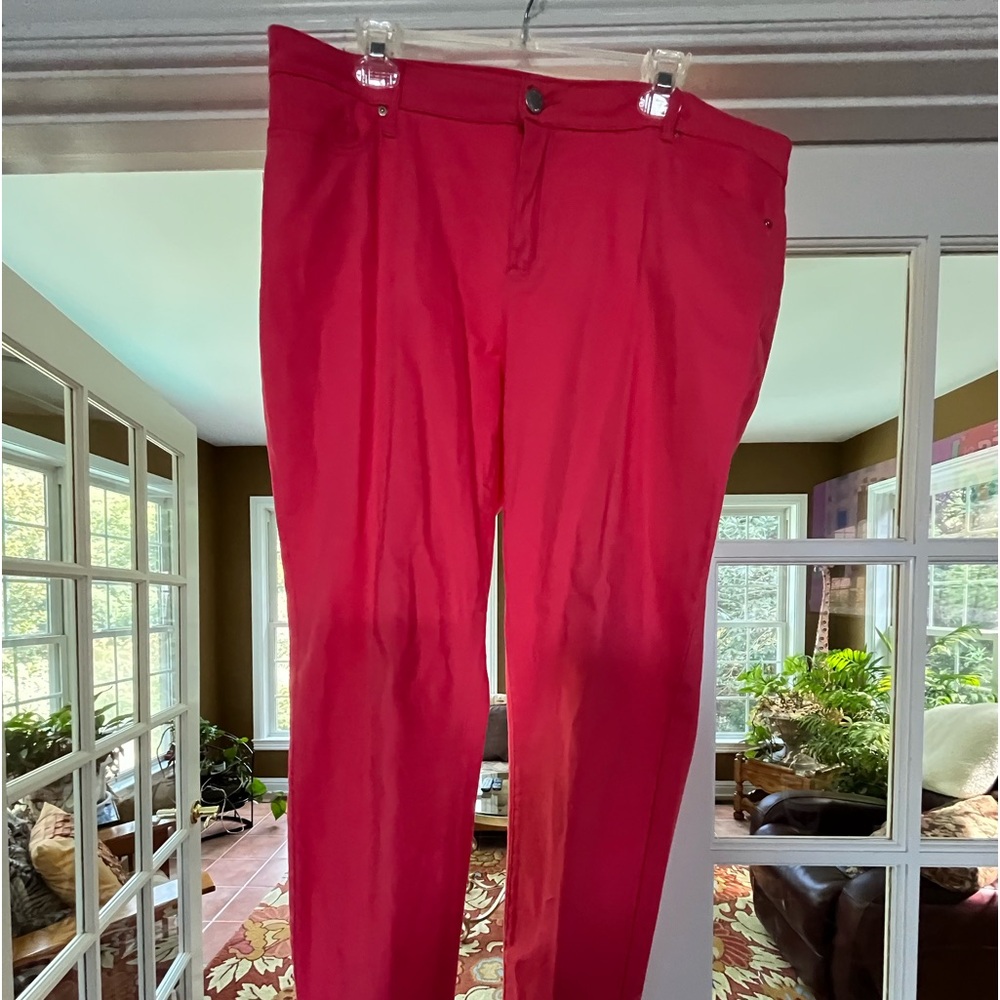 Crown & Ivy pants size 16. Fushia Color. Small stain on knee area